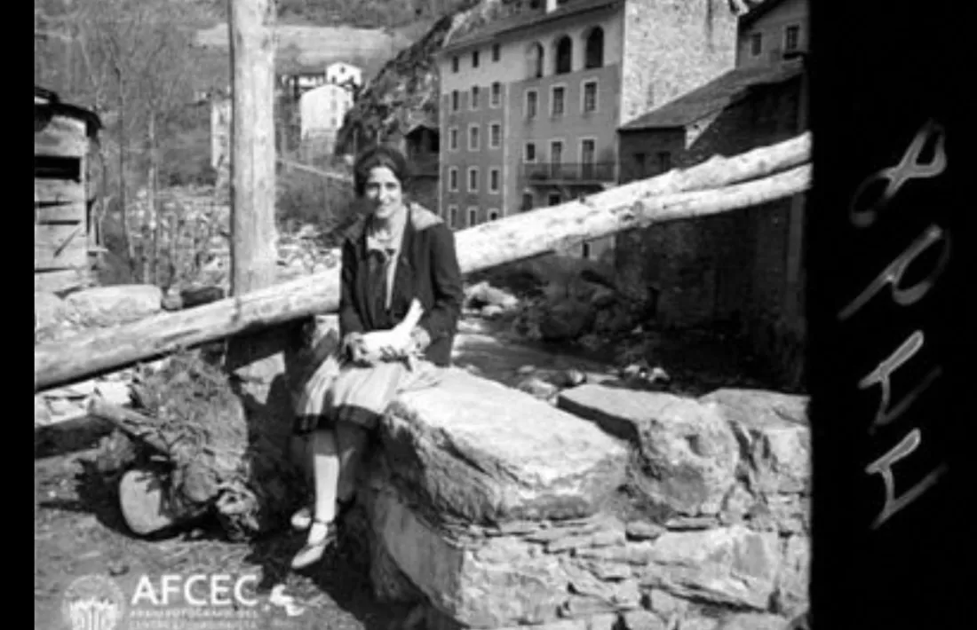 Lina Pla, asseguda al mur del pont d’Engordany: era el 1927, quinze anys abans d’implicar-se activament a les xarxes de passadors.