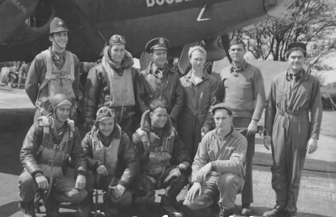 La tripulació del B-17 abatut el 4 de juliol del 1943 sobre Le Mans: a la fila inferior, els tres aviadors que el 3 d’octubre arriben a Andorra: Albert Carroll (x), Edward F. Conskie (xx) i John Zioane (xxx). 