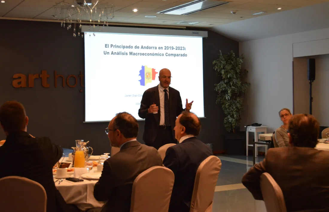  Un dels autors de l'estudi, l'economista Javier Díaz-Giménez, durant la presentació.