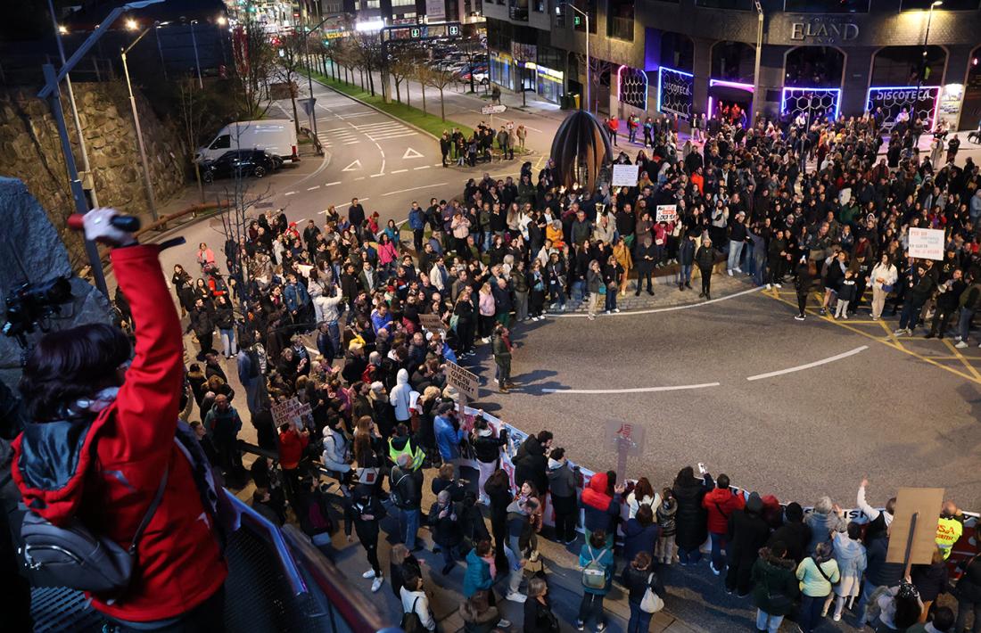 Els manifestants arribant a la rotonda del Quilòmetre Zero.