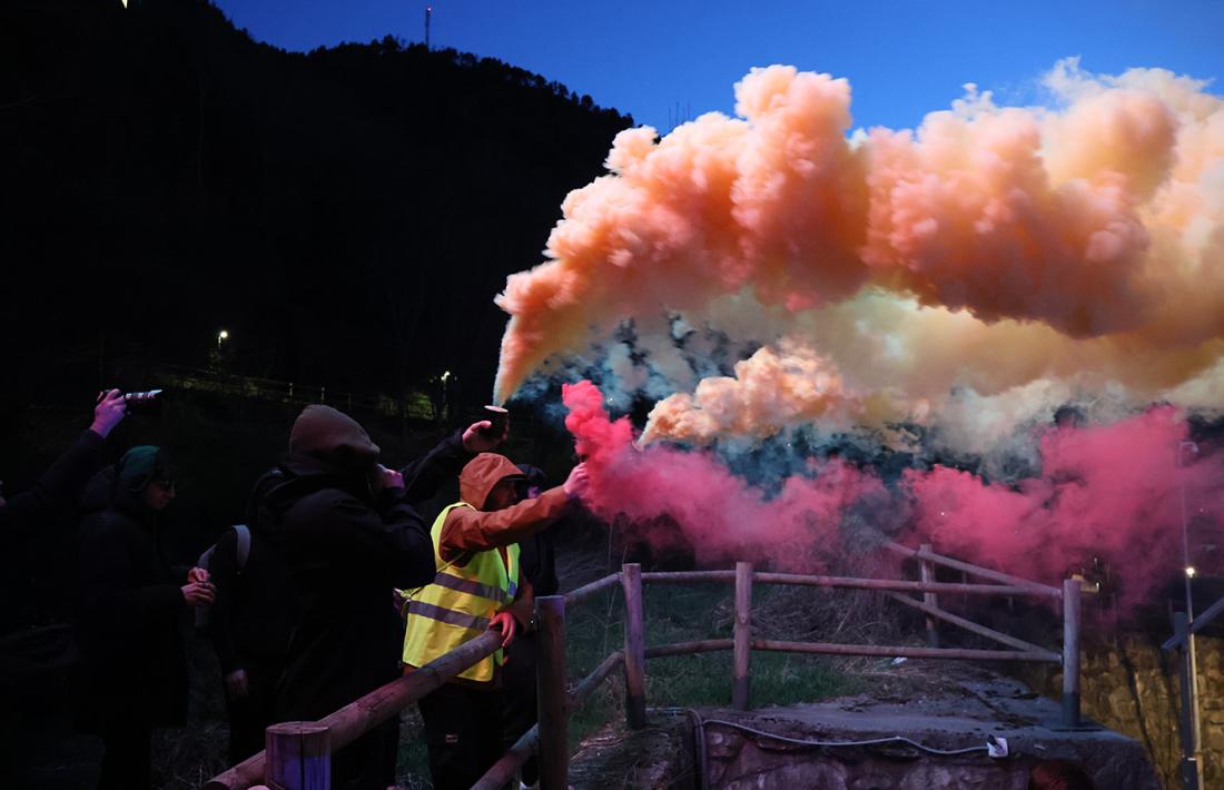 Uns manifestants encenent bengales.