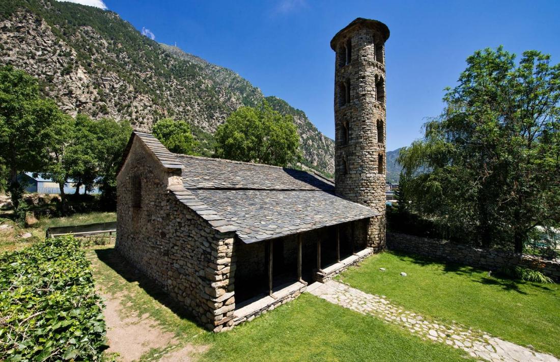   L’església de Santa Coloma té moltes particularitats que la fan especialment singular.