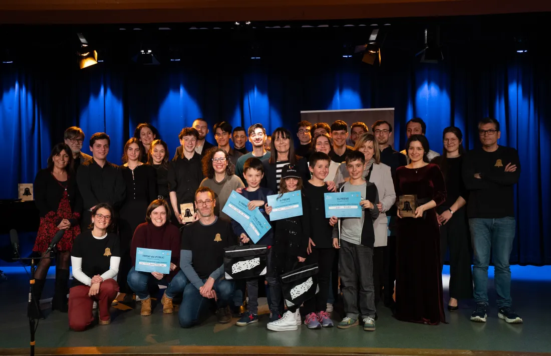 Foto de família dels guanyadors del concurs amb el jurat.
