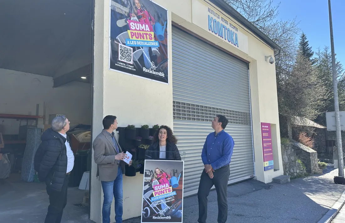 La presentació de la campanya 'Suma punts a les deixalleries', amb els cònsols menors d'Ordino i la Massana, Eduard Betriu i Roger Fité.
