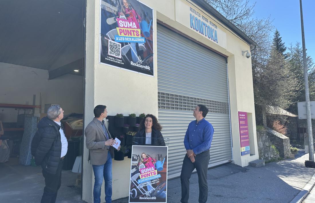 La presentació de la campanya 'Suma punts a les deixalleries', amb els cònsols menors d'Ordino i la Massana, Eduard Betriu i Roger Fité.