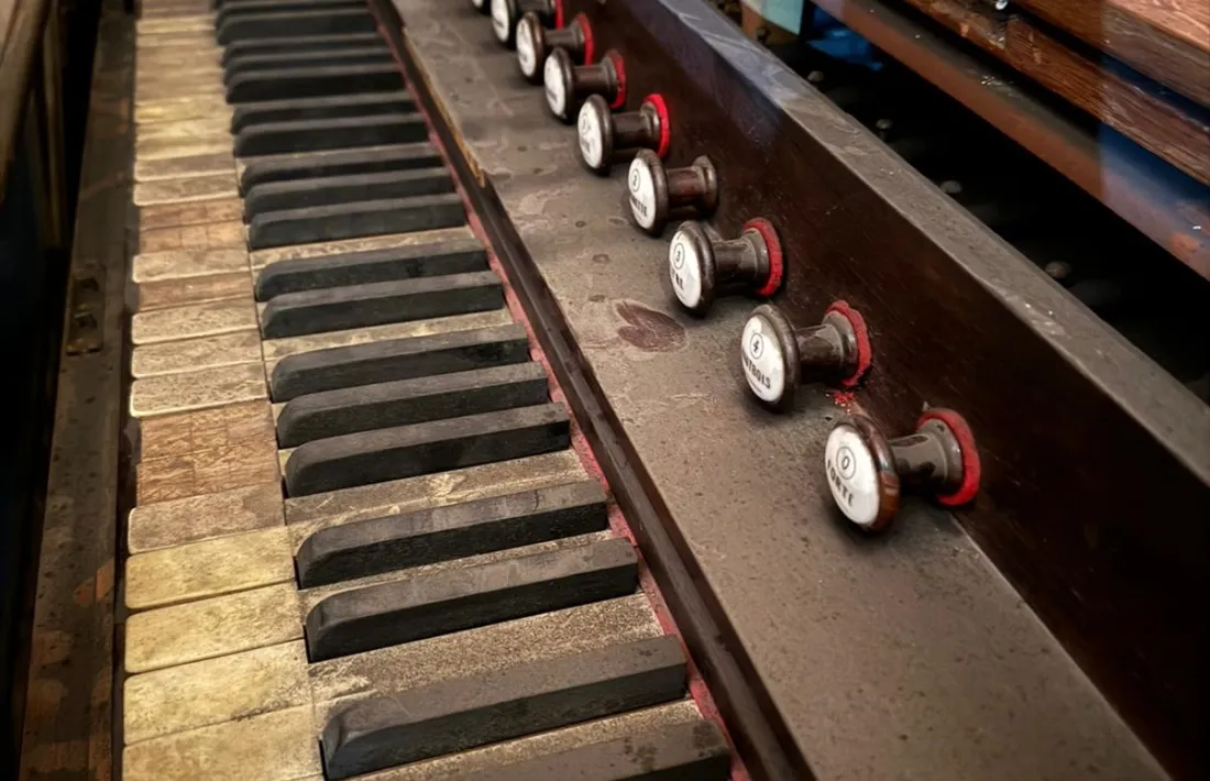 L’harmònium de Sant Esteve, mesos enrere, arraconat al cor del temple.