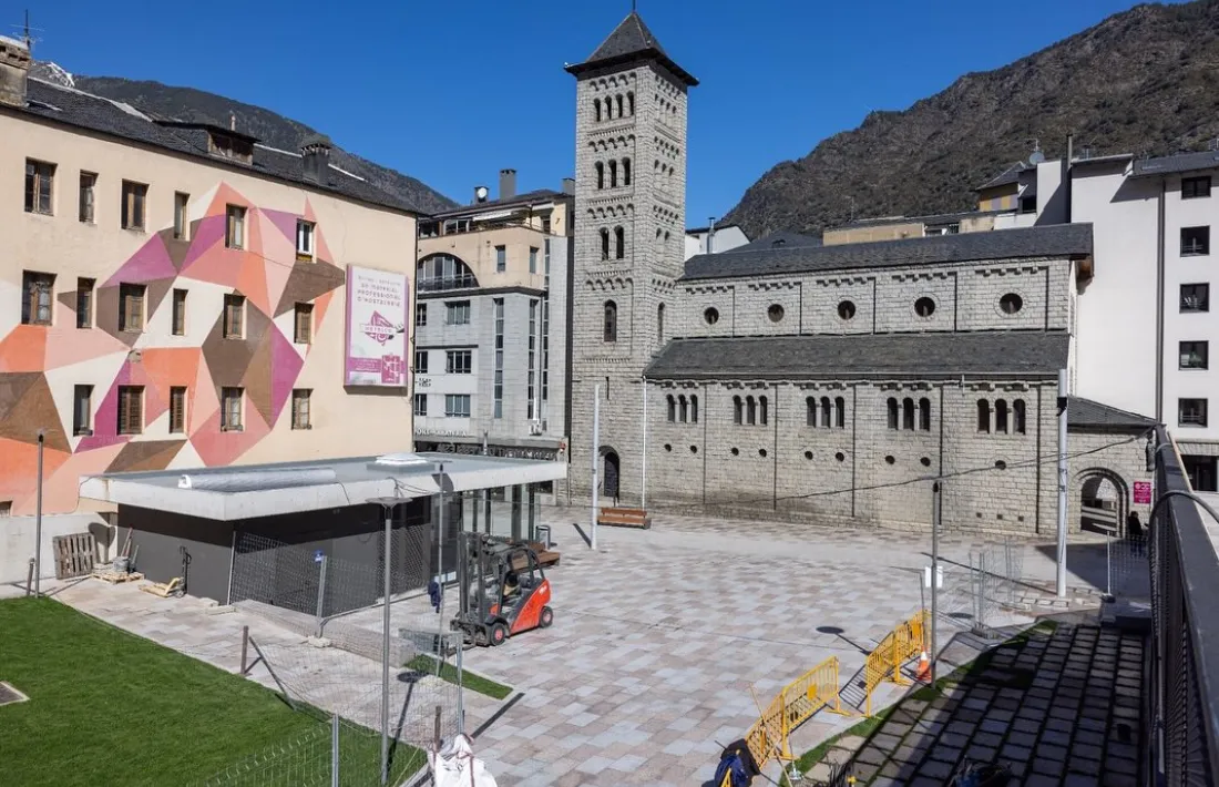 Imatge de la plaça de davant l'església d'Escaldes-Engordany.