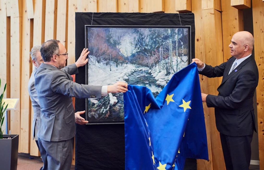 Espot destapa l’obra donada al Consell d’Europa.