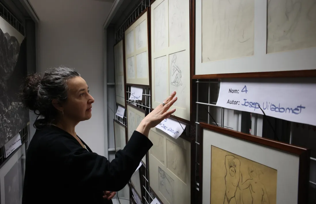 Aurora Baena mostra els dibuixos i esbossos de Viladomat conservats al dipòsit.