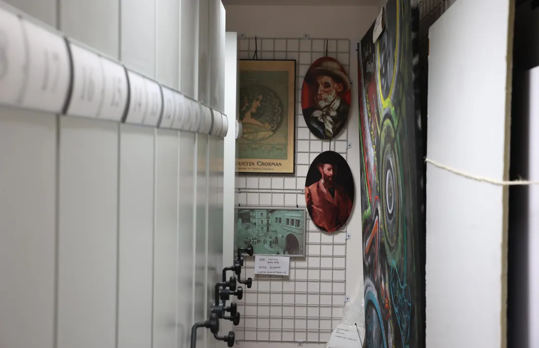 El fons d’art del Comú, a la primera planta del CAEE, és essencialment eclèctic.