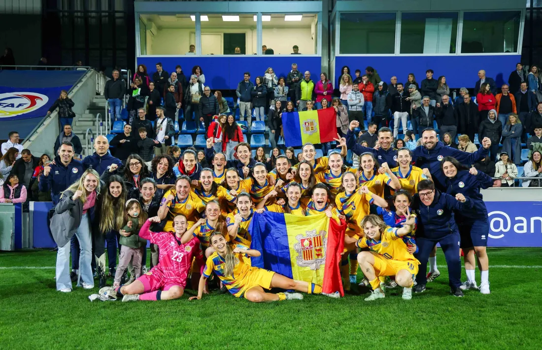 La selecció va celebrar el primer triomf a casa a la gespa de l'Estadi Nacional.