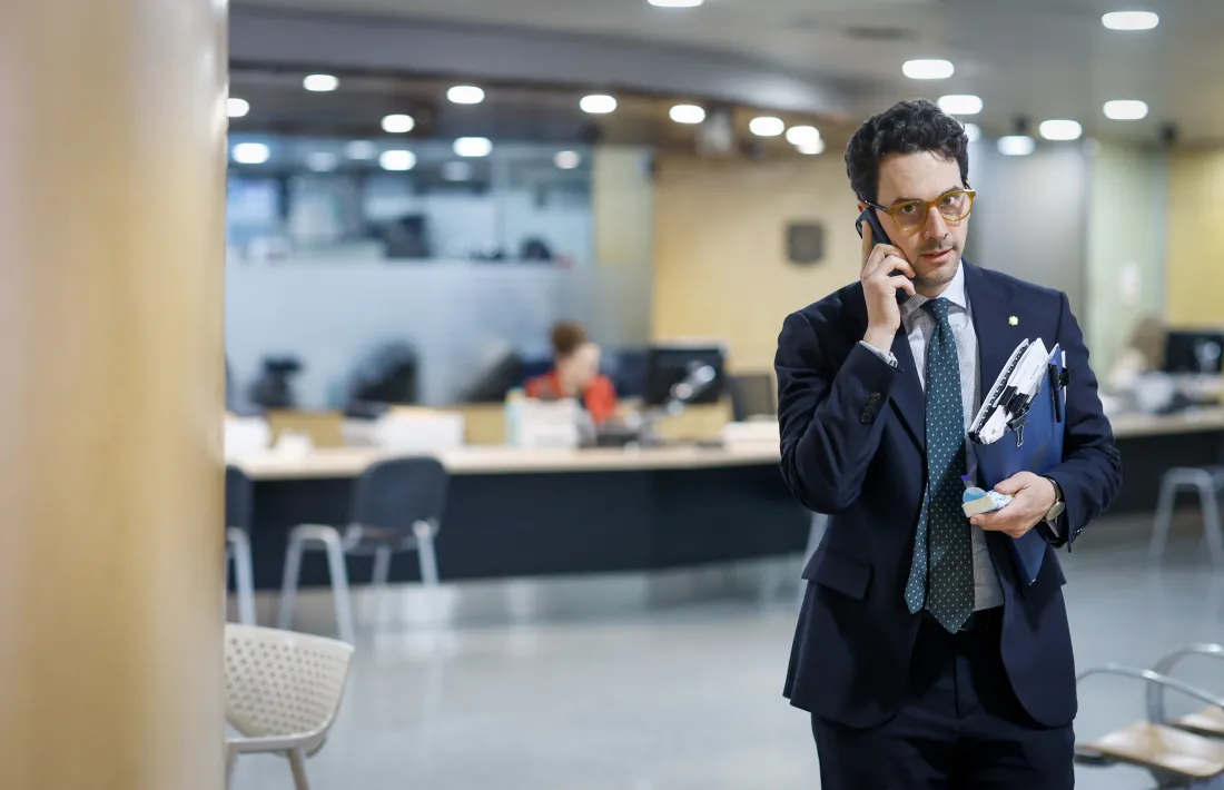 Guillem Casal arribant a la sala de premsa de l’edifici administratiu del Govern.