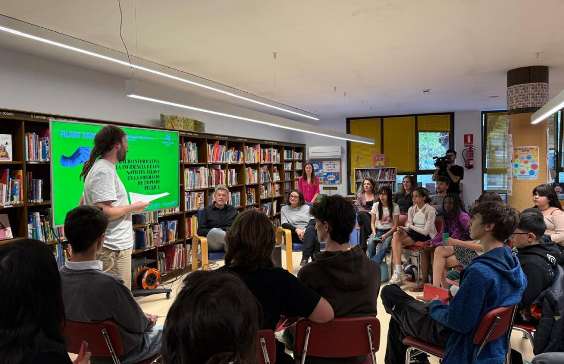 Un moment de la darrera sessió de 'Filant Xarxes' 2025 a la biblioteca pública del Govern.