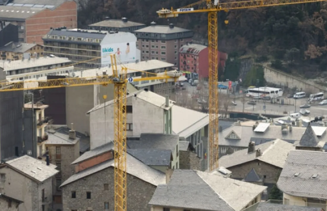 Grues d'uns treballs de construcció a la capital.