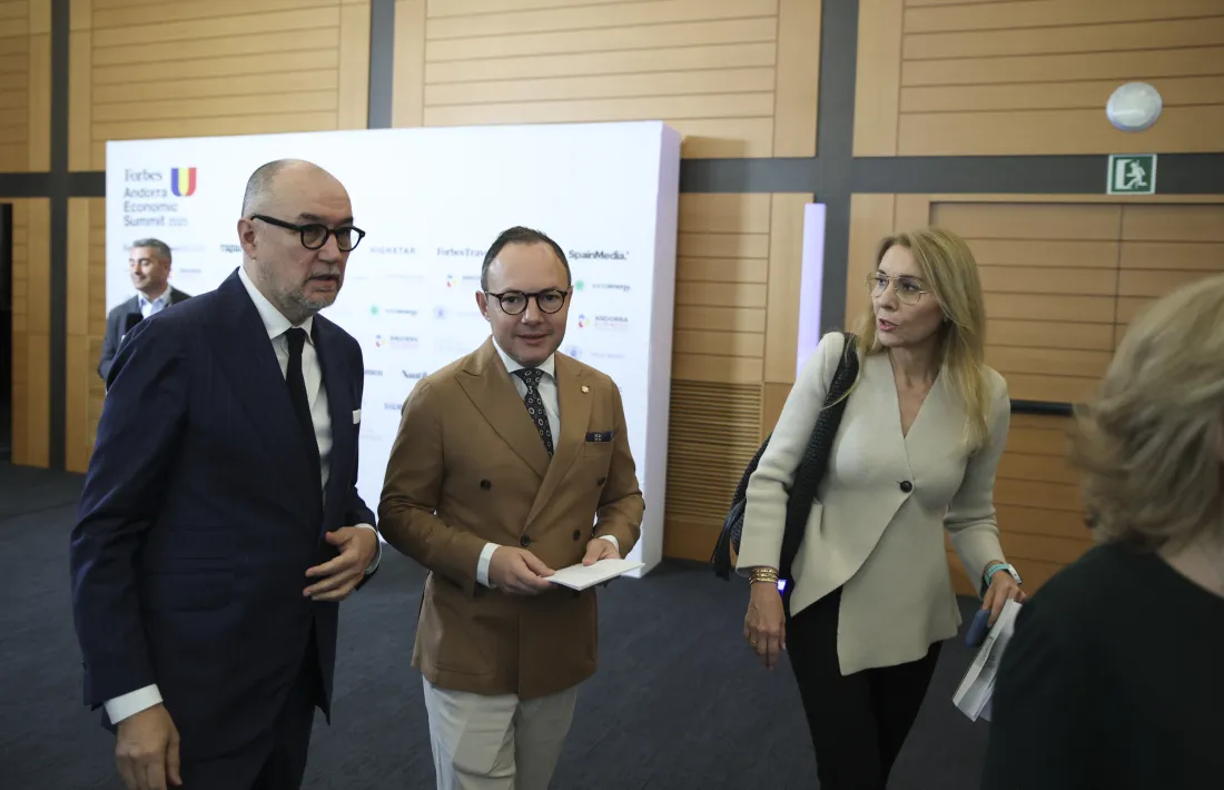 Espot amb el president de Forbes Espanya, Andrés Rodríguez.