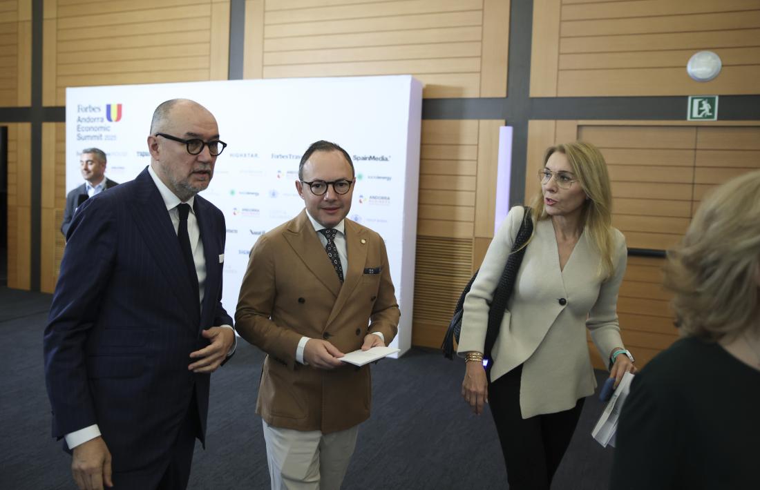 Espot amb el president de Forbes Espanya, Andrés Rodríguez.