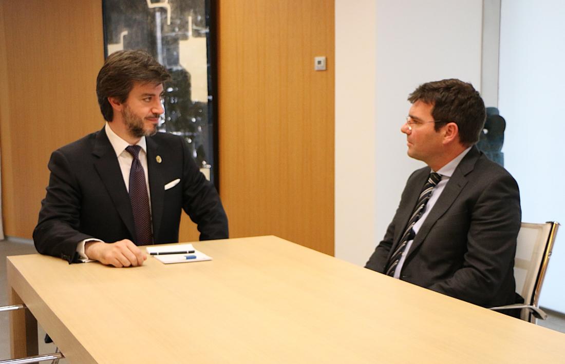 El síndic, Carles Ensenyat, amb el raonador del ciutadà, Xavier Cañada, aquesta tarda al Consell General.