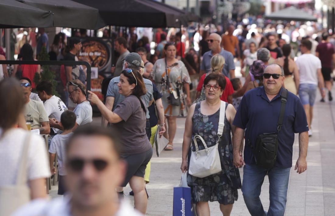 Turistes a l'avinguda Meritxell.