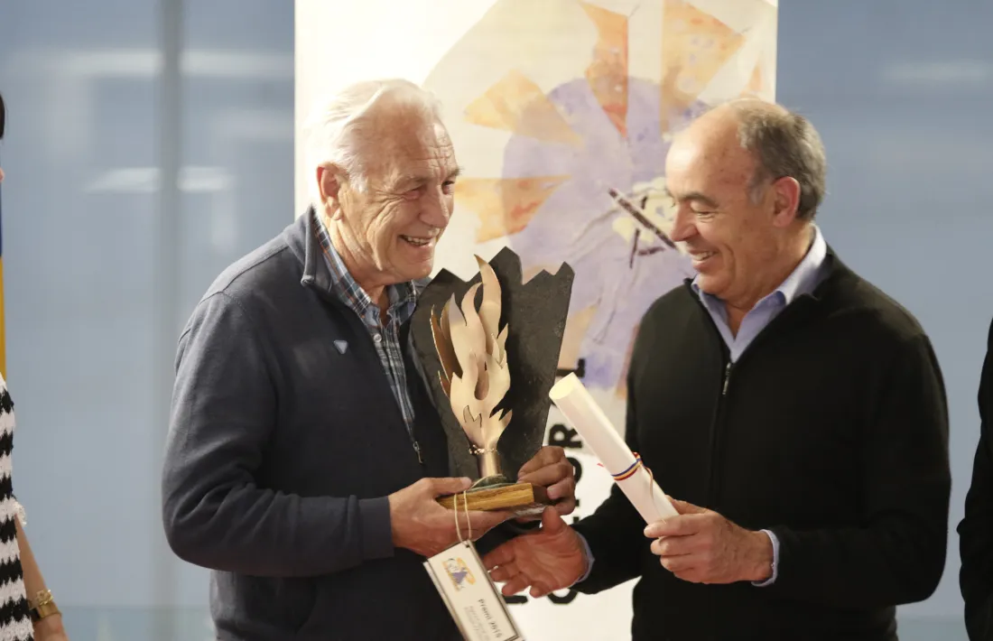 Andreu Cardona, a l’esquerra, amb el premi Àgora 2016.