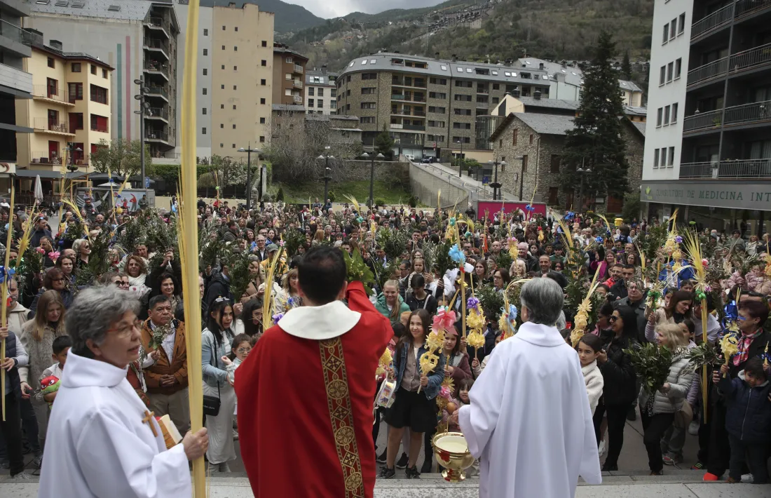 Mossèn Pepe, a punt de beneir palmes i palmons en una plaça plena a vessar.