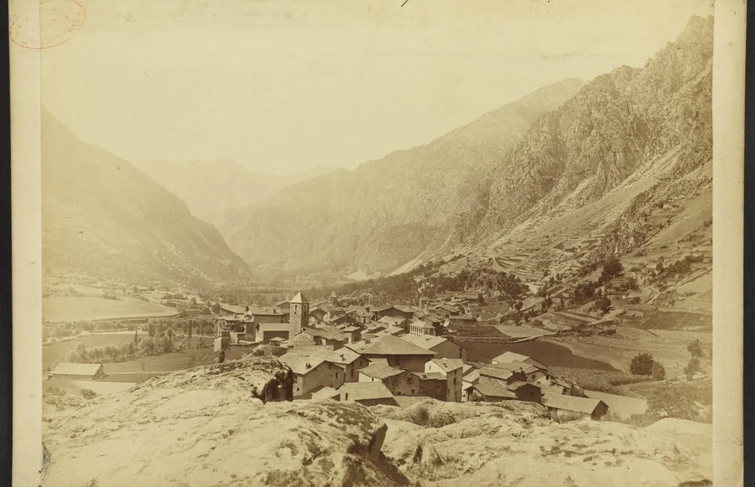 Andorra la Vella, des del roc de les Bruixes, on avui hi ha l’aparcament de Pyrénées (1880).