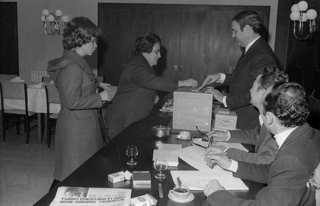 Les primeres dones que van exercir el dret a vot el desembre del 1971.