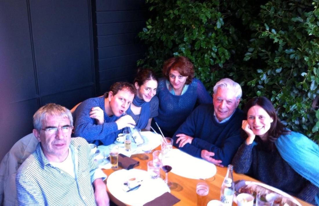 Ester Nadal, dreta, amb Joan Ollé, Vargas Llosa i Sánchez Gijón, després d’una funció de ‘Los cuentos de la peste’ (2014).