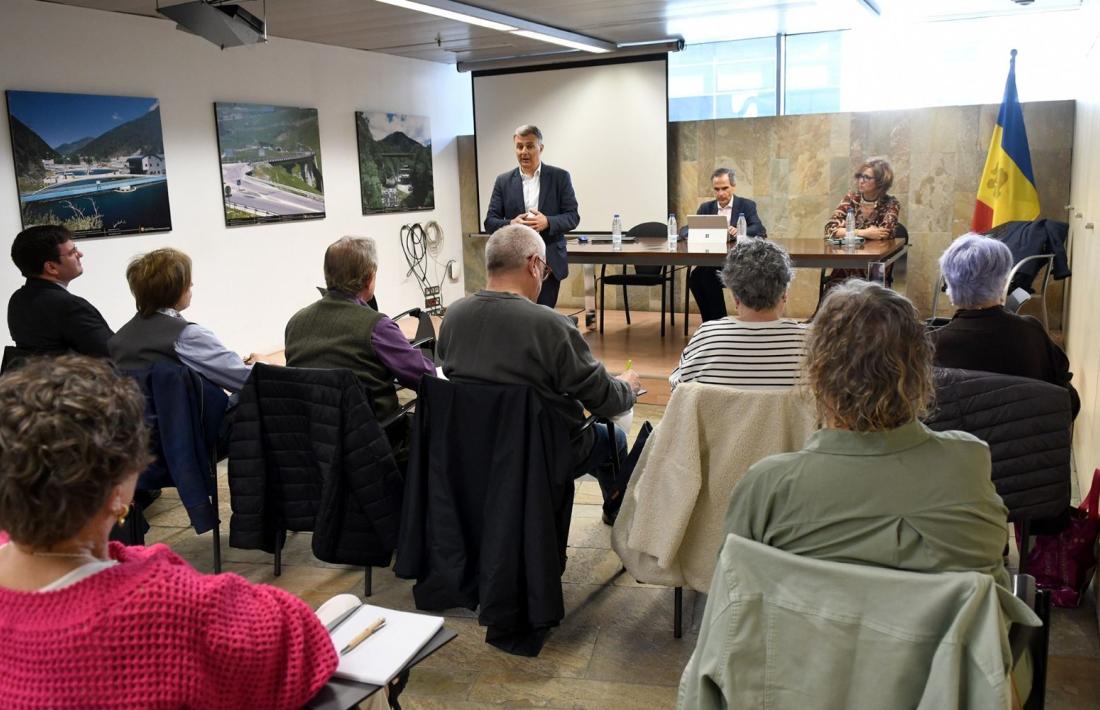 Un moment de la trobada dels responsables d'Andorra Digital amb el col·lectiu de la gent gran.