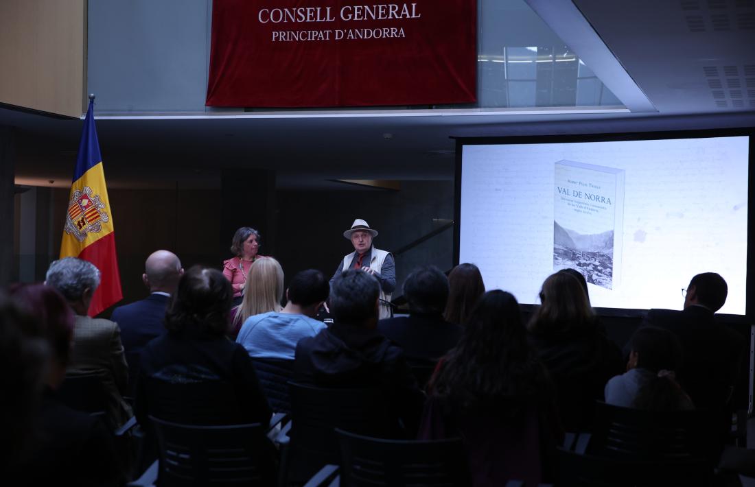Un moment de la presentació del llibre al vestíbul del Consell General.