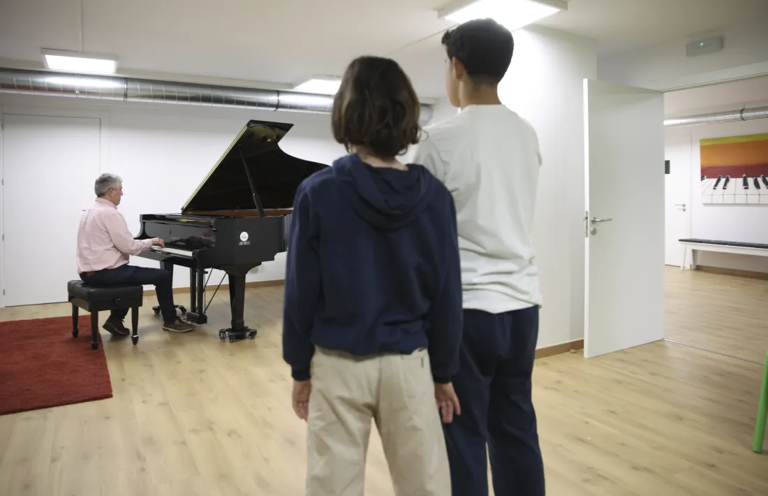 Jordi Barceló amb dos dels seus alumnes.