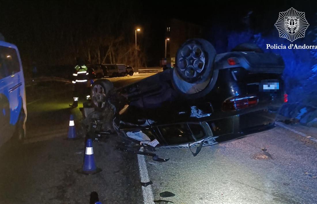 Un accident amb un vehicle bolcat a la carretera.