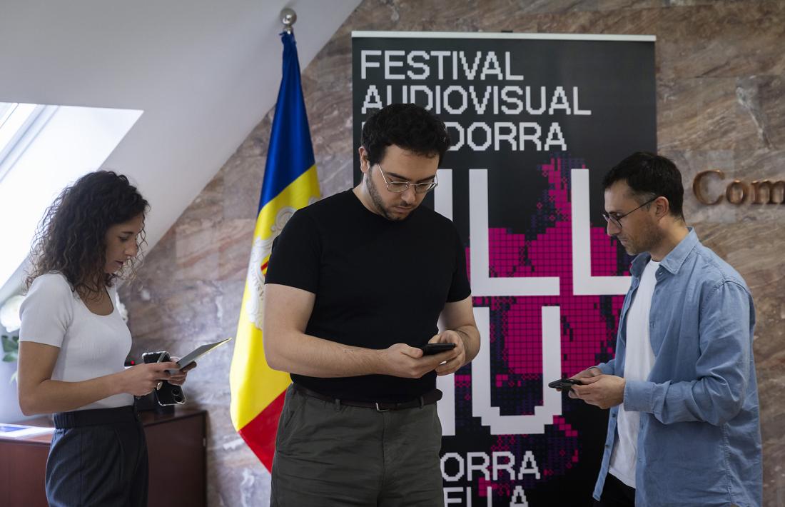 La consellera Maria Nazzaro amb els directors del festival, Marc Camardons i Hèctor Mas.