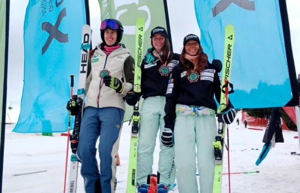 p. 29 Medina, Vallcorba i Mijares, al podi del segon gegant FIS del dia, avui a l'Esparver