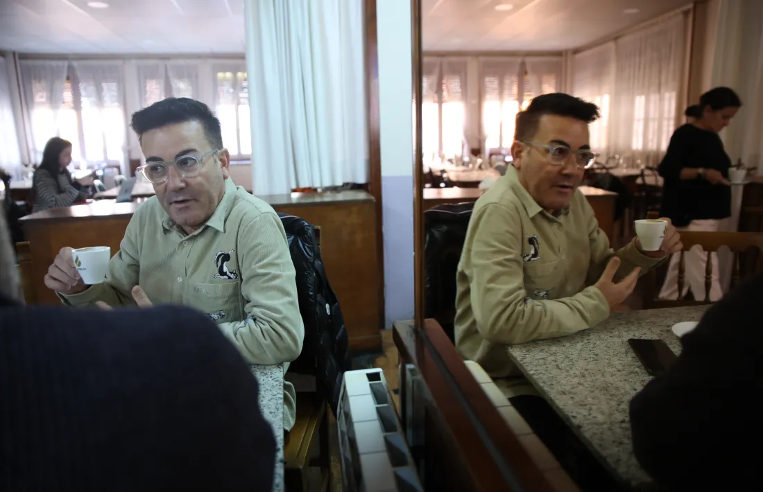 Mossèn Pepe, dimecres al matí fent un cafè al bar Principal de Sant Julià.