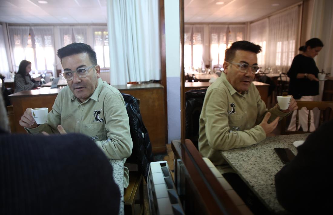 Mossèn Pepe, dimecres al matí fent un cafè al bar Principal de Sant Julià.