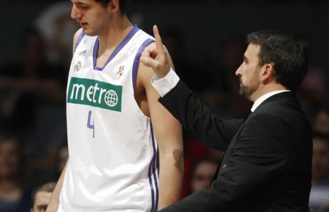 Joan Plaza fent indicacions a un jove que després va ser una estrella, Mirotic.