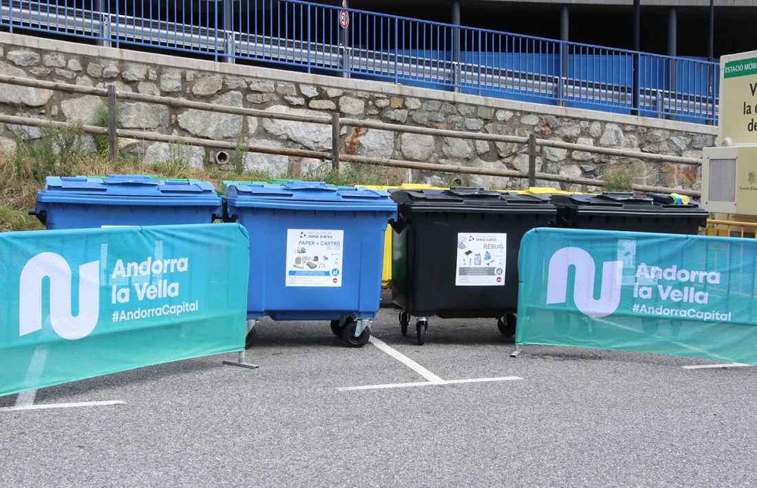 Contenidors a la zona del Cedre.