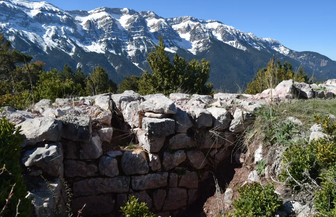  Restes de la torre del tossal de Beders, al peu de la serra del Cadí