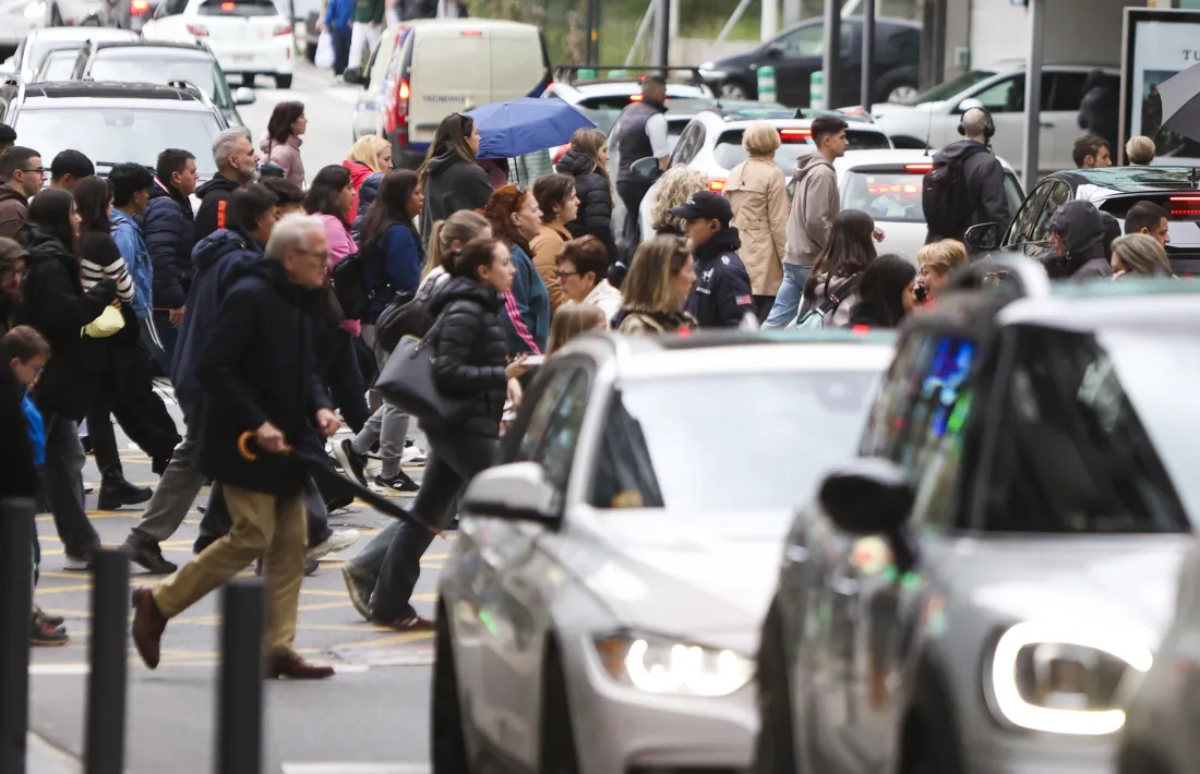 Vianants i vehicles aquesta Setmana Santa al carrer de la Unió.