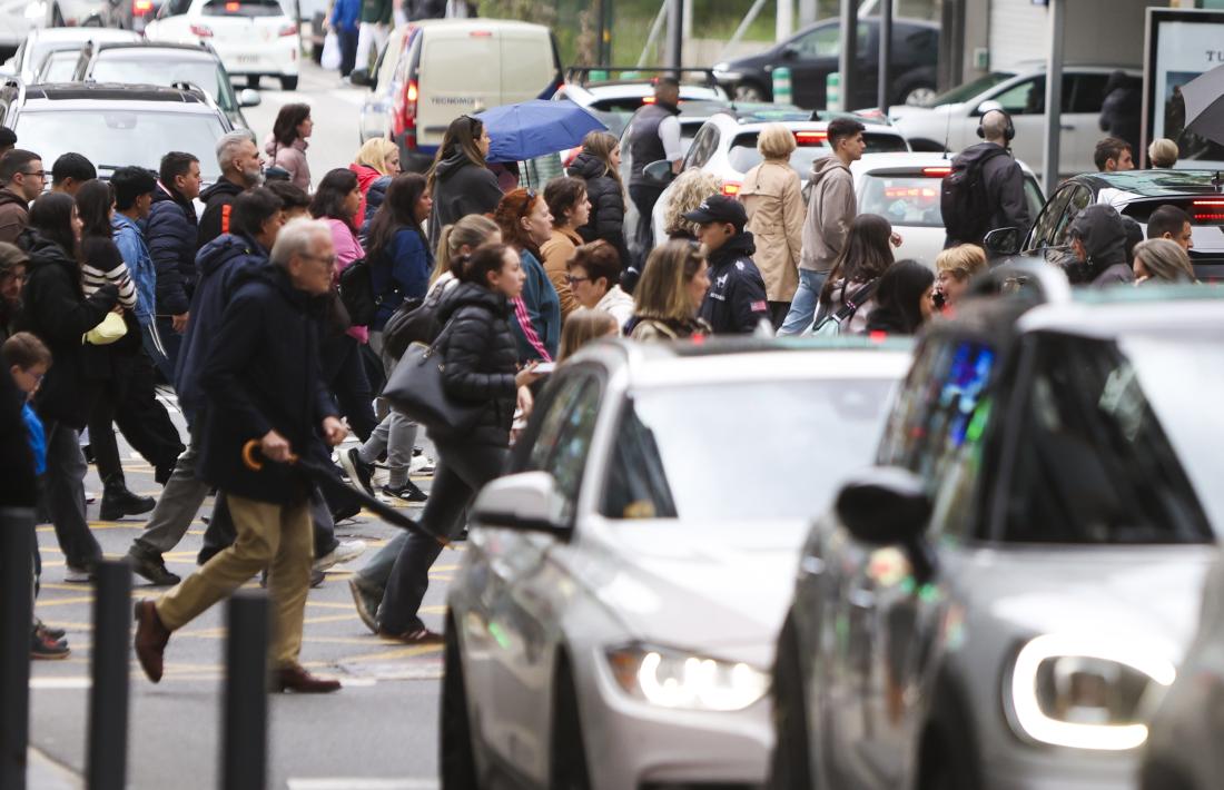 Vianants i vehicles aquesta Setmana Santa al carrer de la Unió.