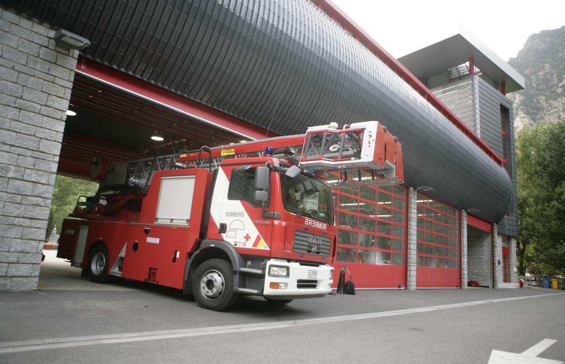 Un camió de bombers sortint de la caserna.