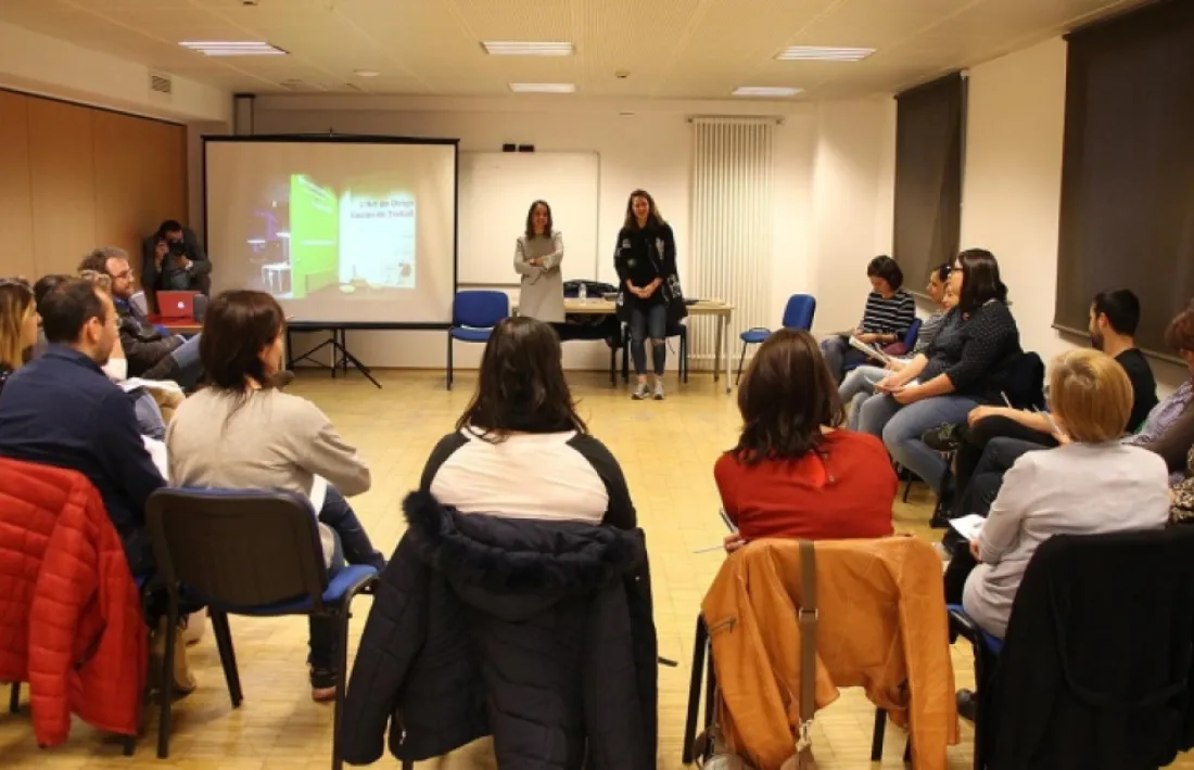 Una reunió a representants d'associacions inscrites en el registre.