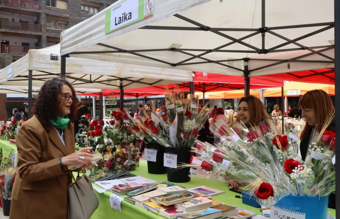 La fira de Sant Jordi a la plaça Coprínceps d'Escaldes-Engordany.