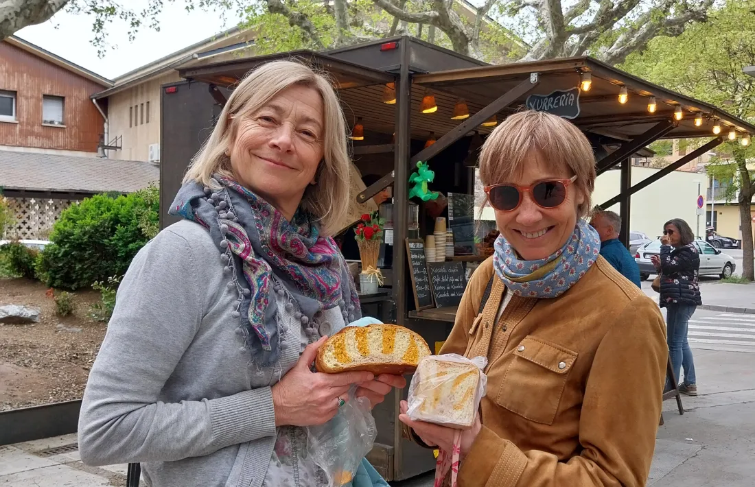La Claire i la Judith: per a elles una tradició a seguir és la del pa de Sant Jordi. 