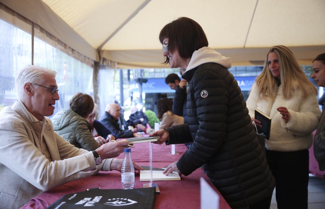 Frank Garcia després de firmar un llibre a la plaça Laurèdia de Sant Julià de Lòria.