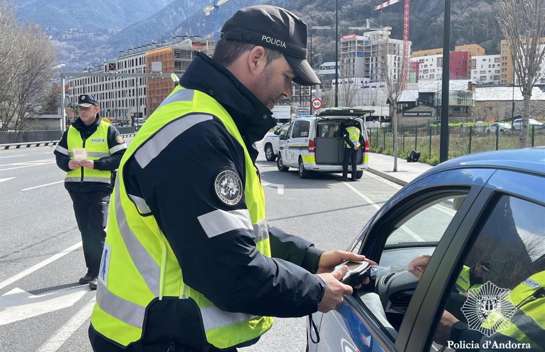 Un agent de policia practicant una prova d'alcoholèmia.