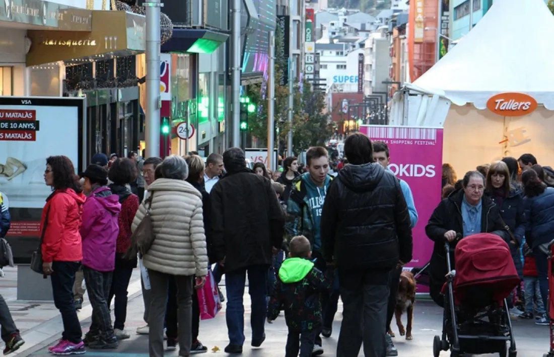 Turistes per l'eix comercial.