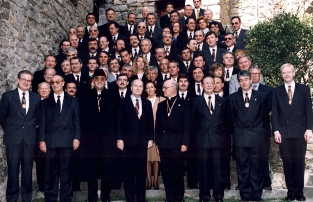 La tradicional foto a l’escalinata de la Casa de la Vall durant la visita de Mitterrand l’octubre de 1993.