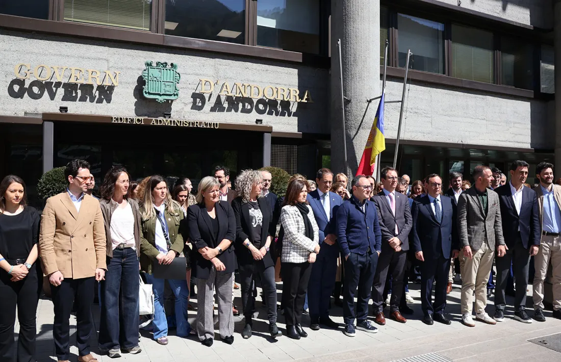 El minut de silenci en record del papa Francesc davant l'edifici administratiu.