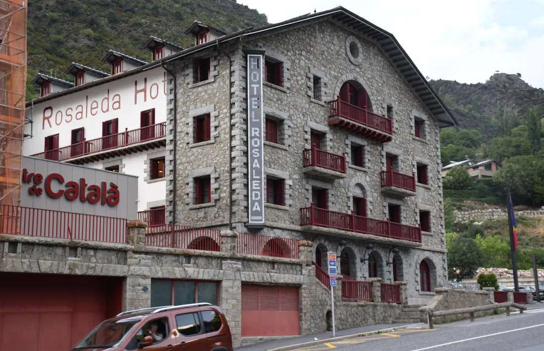 El servei de Política Lingüística es troba a l'antic hotel Rosaleda.